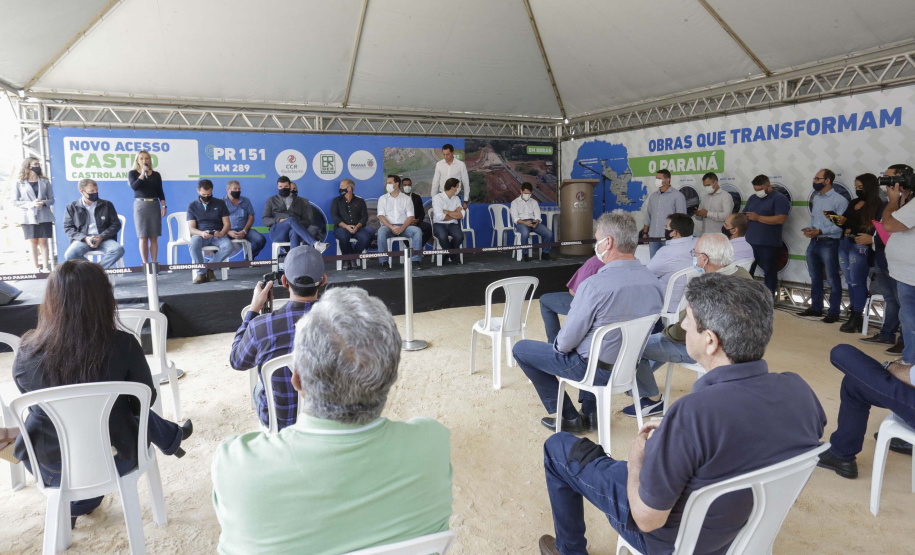 O governador Carlos Massa Ratinho Junior assinou nesta quinta-feira (11) a ordem de serviço para a execução do Contorno Norte de Castro, nos Campos Gerais. O investimento de R$ 78.978.622,85 é parte do convênio do Governo do Estado com o Banco Interamericano de Desenvolvimento (BID) e ajudará a dar impulso a uma das principais bacias leiteiras do Paraná, tirando o fluxo pesado de caminhões do Centro da cidade.