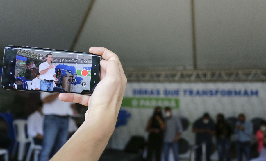 O governador Carlos Massa Ratinho Junior assinou nesta quinta-feira (11) a ordem de serviço para a execução do Contorno Norte de Castro, nos Campos Gerais. O investimento de R$ 78.978.622,85 é parte do convênio do Governo do Estado com o Banco Interamericano de Desenvolvimento (BID) e ajudará a dar impulso a uma das principais bacias leiteiras do Paraná, tirando o fluxo pesado de caminhões do Centro da cidade.