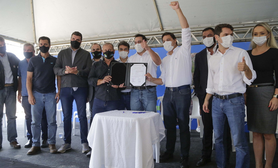 O governador Carlos Massa Ratinho Junior assinou nesta quinta-feira (11) a ordem de serviço para a execução do Contorno Norte de Castro, nos Campos Gerais. O investimento de R$ 78.978.622,85 é parte do convênio do Governo do Estado com o Banco Interamericano de Desenvolvimento (BID) e ajudará a dar impulso a uma das principais bacias leiteiras do Paraná, tirando o fluxo pesado de caminhões do Centro da cidade.