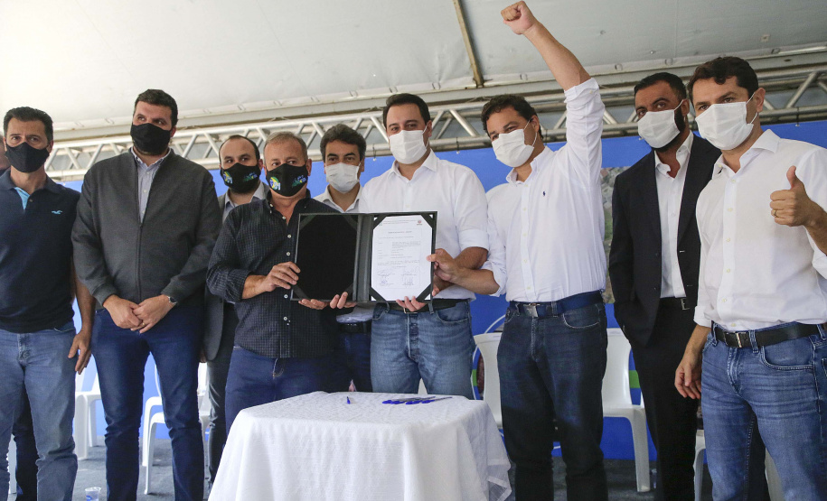 O governador Carlos Massa Ratinho Junior assinou nesta quinta-feira (11) a ordem de serviço para a execução do Contorno Norte de Castro, nos Campos Gerais. O investimento de R$ 78.978.622,85 é parte do convênio do Governo do Estado com o Banco Interamericano de Desenvolvimento (BID) e ajudará a dar impulso a uma das principais bacias leiteiras do Paraná, tirando o fluxo pesado de caminhões do Centro da cidade.