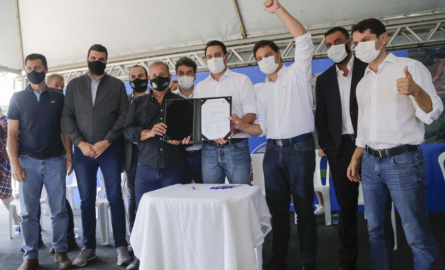 O governador Carlos Massa Ratinho Junior assinou nesta quinta-feira (11) a ordem de serviço para a execução do Contorno Norte de Castro, nos Campos Gerais. O investimento de R$ 78.978.622,85 é parte do convênio do Governo do Estado com o Banco Interamericano de Desenvolvimento (BID) e ajudará a dar impulso a uma das principais bacias leiteiras do Paraná, tirando o fluxo pesado de caminhões do Centro da cidade.