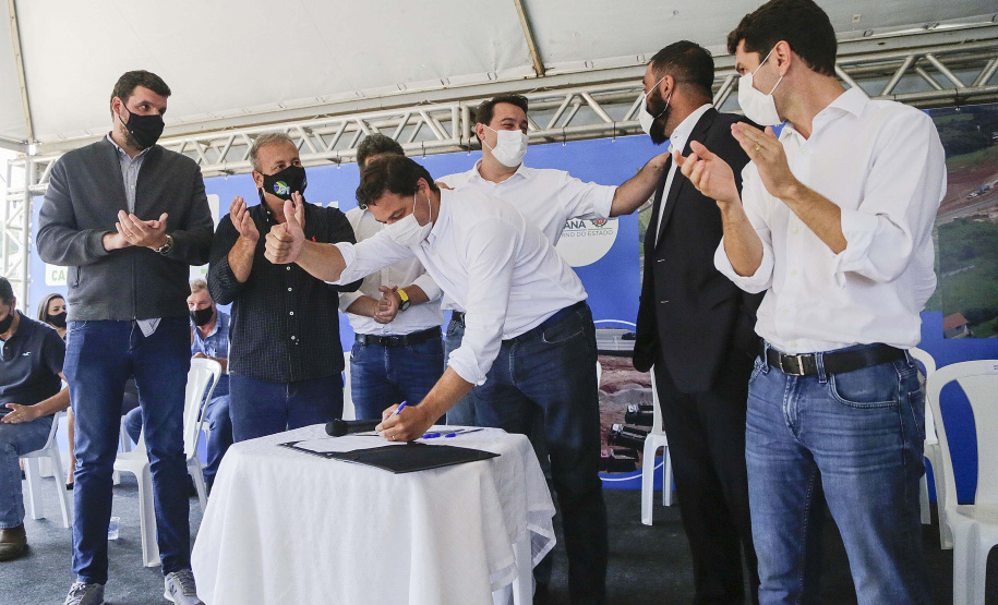 O governador Carlos Massa Ratinho Junior assinou nesta quinta-feira (11) a ordem de serviço para a execução do Contorno Norte de Castro, nos Campos Gerais. O investimento de R$ 78.978.622,85 é parte do convênio do Governo do Estado com o Banco Interamericano de Desenvolvimento (BID) e ajudará a dar impulso a uma das principais bacias leiteiras do Paraná, tirando o fluxo pesado de caminhões do Centro da cidade.