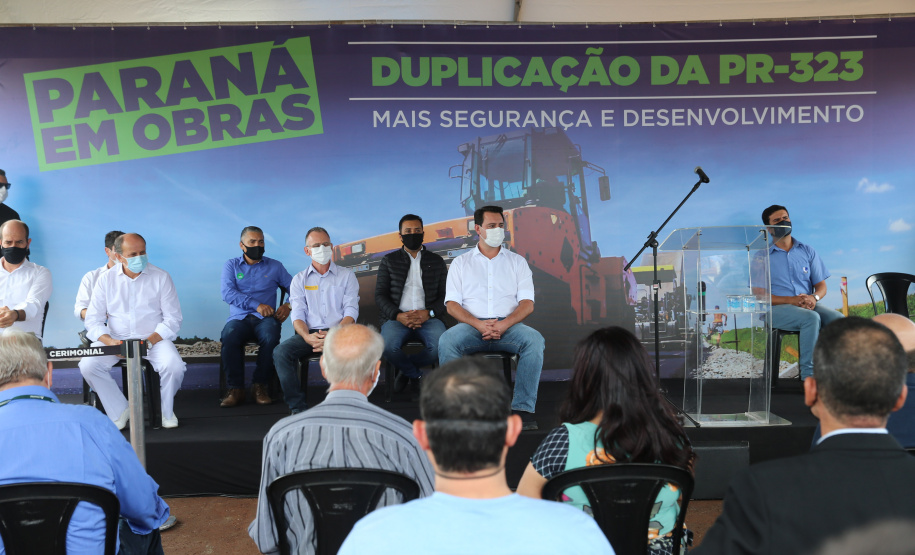 O governador Carlos Massa Ratinho Junior participa nesta quinta-feira (11) da entrega da primeira parte da duplicação da PR-323 entre Doutor Camargo e Paiçandu, na região Noroeste. O investimento por parte do Governo do Estado em toda a obra é de R$ 78,7 milhões. 11/02/2021 - Foto: Geraldo Bubniak/AEN