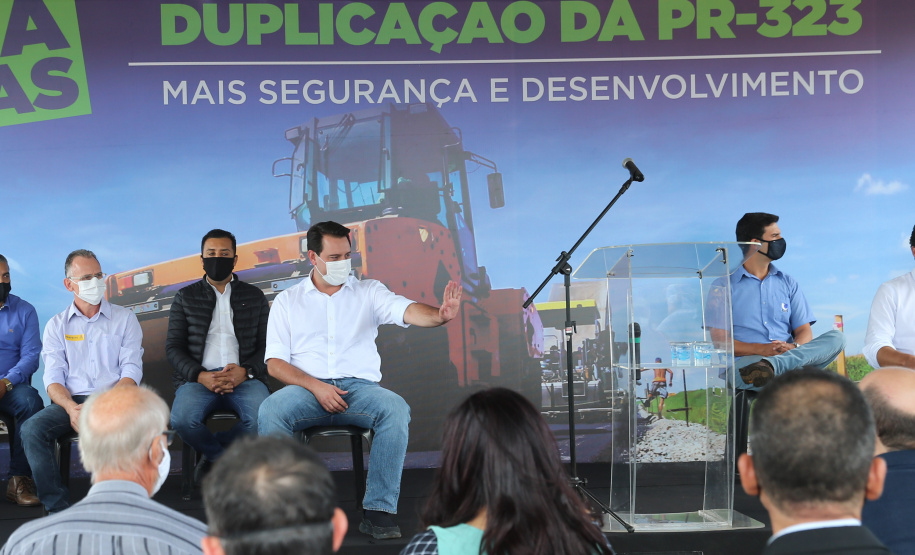 O governador Carlos Massa Ratinho Junior participa nesta quinta-feira (11) da entrega da primeira parte da duplicação da PR-323 entre Doutor Camargo e Paiçandu, na região Noroeste. O investimento por parte do Governo do Estado em toda a obra é de R$ 78,7 milhões. 11/02/2021 - Foto: Geraldo Bubniak/AEN
