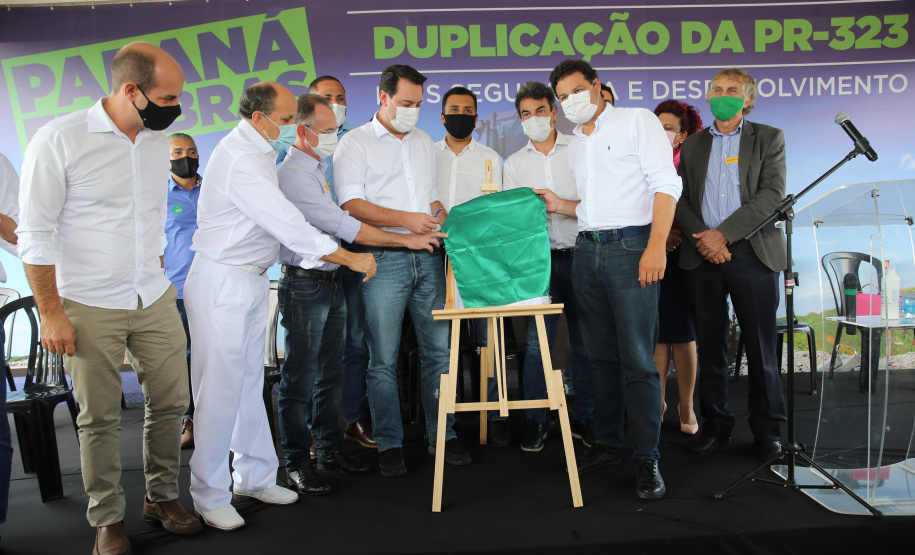 O governador Carlos Massa Ratinho Junior participa nesta quinta-feira (11) da entrega da primeira parte da duplicação da PR-323 entre Doutor Camargo e Paiçandu, na região Noroeste. O investimento por parte do Governo do Estado em toda a obra é de R$ 78,7 milhões. 11/02/2021 - Foto: Geraldo Bubniak/AEN