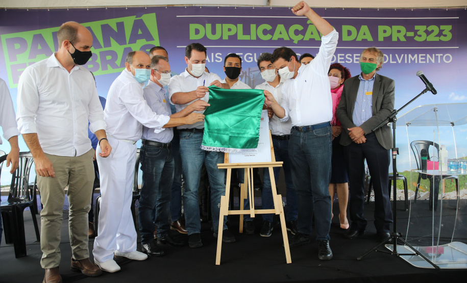 O governador Carlos Massa Ratinho Junior participa nesta quinta-feira (11) da entrega da primeira parte da duplicação da PR-323 entre Doutor Camargo e Paiçandu, na região Noroeste. O investimento por parte do Governo do Estado em toda a obra é de R$ 78,7 milhões. 11/02/2021 - Foto: Geraldo Bubniak/AEN