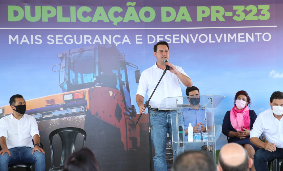 O governador Carlos Massa Ratinho Junior participa nesta quinta-feira (11) da entrega da primeira parte da duplicação da PR-323 entre Doutor Camargo e Paiçandu, na região Noroeste. O investimento por parte do Governo do Estado em toda a obra é de R$ 78,7 milhões. 11/02/2021 - Foto: Geraldo Bubniak/AEN