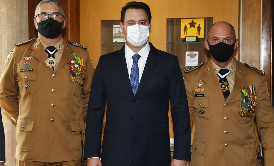 O governador Carlos Massa Ratinho Junior participou nesta sexta-feira (12) da cerimônia de posse do coronel Hudson Leôncio Teixeira como Comandante-Geral da Polícia Militar do Paraná. O ex-comandante, coronel Péricles de Matos, foi para a reserva remunerada da corporação. A cerimônia aconteceu na Academia Militar do Guatupê, em São José dos Pinhais, na Região Metropolitana de Curitiba.