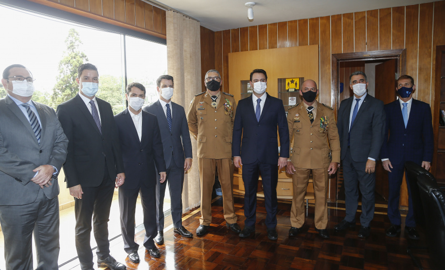 O governador Carlos Massa Ratinho Junior participou nesta sexta-feira (12) da cerimônia de posse do coronel Hudson Leôncio Teixeira como Comandante-Geral da Polícia Militar do Paraná. O ex-comandante, coronel Péricles de Matos, foi para a reserva remunerada da corporação. A cerimônia aconteceu na Academia Militar do Guatupê, em São José dos Pinhais, na Região Metropolitana de Curitiba.