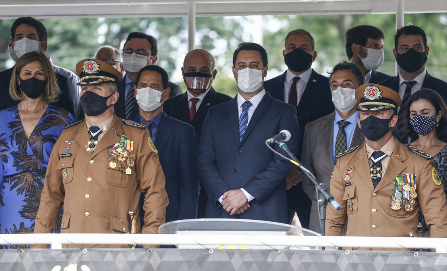 O governador Carlos Massa Ratinho Junior participou nesta sexta-feira (12) da cerimônia de posse do coronel Hudson Leôncio Teixeira como Comandante-Geral da Polícia Militar do Paraná. O ex-comandante, coronel Péricles de Matos, foi para a reserva remunerada da corporação. A cerimônia aconteceu na Academia Militar do Guatupê, em São José dos Pinhais, na Região Metropolitana de Curitiba.