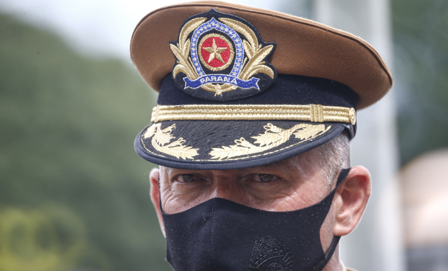 O governador Carlos Massa Ratinho Junior participou nesta sexta-feira (12) da cerimônia de posse do coronel Hudson Leôncio Teixeira como Comandante-Geral da Polícia Militar do Paraná. O ex-comandante, coronel Péricles de Matos, foi para a reserva remunerada da corporação. A cerimônia aconteceu na Academia Militar do Guatupê, em São José dos Pinhais, na Região Metropolitana de Curitiba.