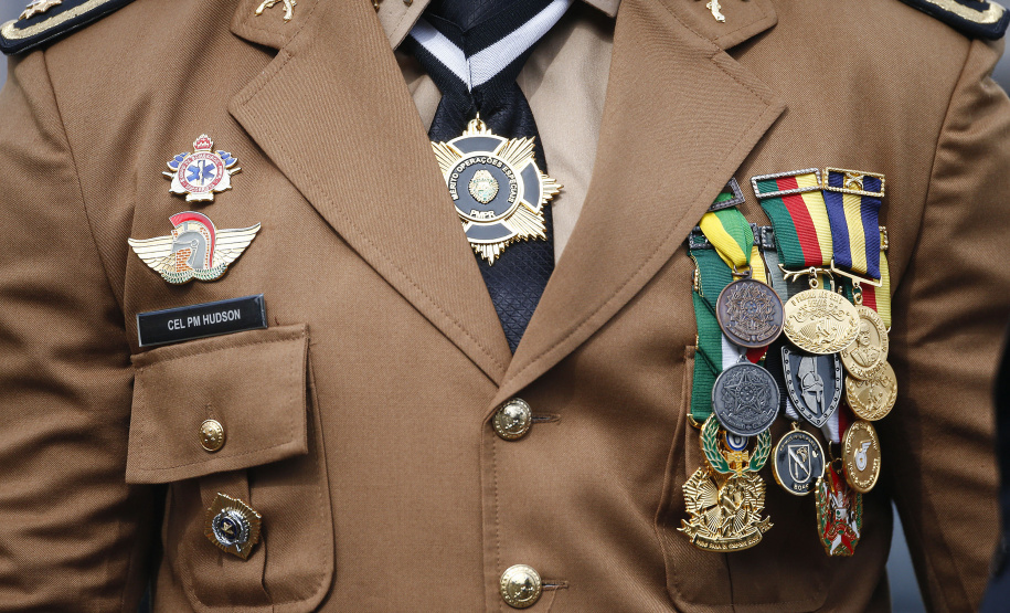 O governador Carlos Massa Ratinho Junior participou nesta sexta-feira (12) da cerimônia de posse do coronel Hudson Leôncio Teixeira como Comandante-Geral da Polícia Militar do Paraná. O ex-comandante, coronel Péricles de Matos, foi para a reserva remunerada da corporação. A cerimônia aconteceu na Academia Militar do Guatupê, em São José dos Pinhais, na Região Metropolitana de Curitiba.