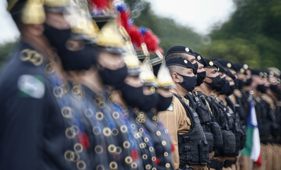 O governador Carlos Massa Ratinho Junior participou nesta sexta-feira (12) da cerimônia de posse do coronel Hudson Leôncio Teixeira como Comandante-Geral da Polícia Militar do Paraná. O ex-comandante, coronel Péricles de Matos, foi para a reserva remunerada da corporação. A cerimônia aconteceu na Academia Militar do Guatupê, em São José dos Pinhais, na Região Metropolitana de Curitiba.