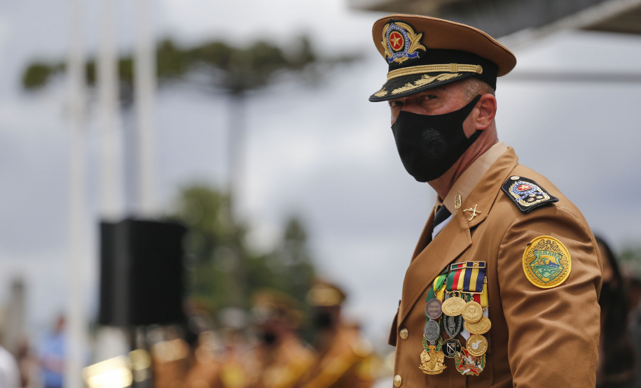 O governador Carlos Massa Ratinho Junior participou nesta sexta-feira (12) da cerimônia de posse do coronel Hudson Leôncio Teixeira como Comandante-Geral da Polícia Militar do Paraná. O ex-comandante, coronel Péricles de Matos, foi para a reserva remunerada da corporação. A cerimônia aconteceu na Academia Militar do Guatupê, em São José dos Pinhais, na Região Metropolitana de Curitiba.