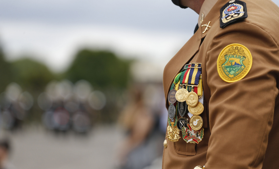 O governador Carlos Massa Ratinho Junior participou nesta sexta-feira (12) da cerimônia de posse do coronel Hudson Leôncio Teixeira como Comandante-Geral da Polícia Militar do Paraná. O ex-comandante, coronel Péricles de Matos, foi para a reserva remunerada da corporação. A cerimônia aconteceu na Academia Militar do Guatupê, em São José dos Pinhais, na Região Metropolitana de Curitiba.