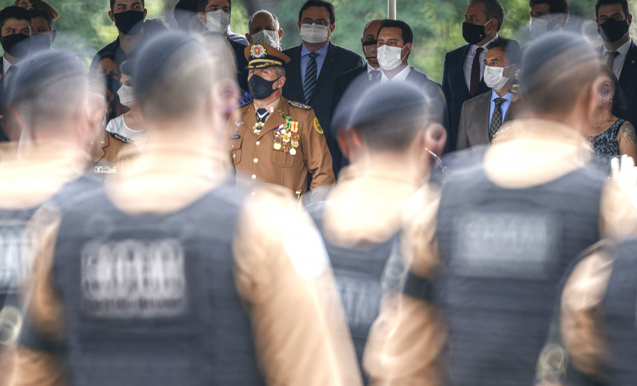 O governador Carlos Massa Ratinho Junior participou nesta sexta-feira (12) da cerimônia de posse do coronel Hudson Leôncio Teixeira como Comandante-Geral da Polícia Militar do Paraná. O ex-comandante, coronel Péricles de Matos, foi para a reserva remunerada da corporação. A cerimônia aconteceu na Academia Militar do Guatupê, em São José dos Pinhais, na Região Metropolitana de Curitiba.