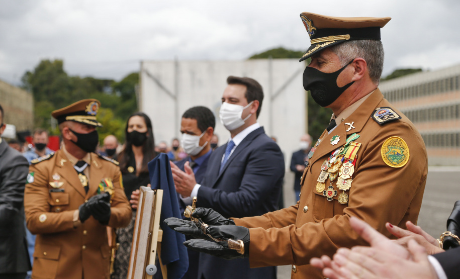 O governador Carlos Massa Ratinho Junior participou nesta sexta-feira (12) da cerimônia de posse do coronel Hudson Leôncio Teixeira como Comandante-Geral da Polícia Militar do Paraná. O ex-comandante, coronel Péricles de Matos, foi para a reserva remunerada da corporação. A cerimônia aconteceu na Academia Militar do Guatupê, em São José dos Pinhais, na Região Metropolitana de Curitiba.