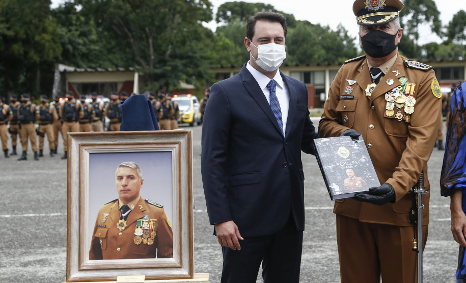 O governador Carlos Massa Ratinho Junior participou nesta sexta-feira (12) da cerimônia de posse do coronel Hudson Leôncio Teixeira como Comandante-Geral da Polícia Militar do Paraná. O ex-comandante, coronel Péricles de Matos, foi para a reserva remunerada da corporação. A cerimônia aconteceu na Academia Militar do Guatupê, em São José dos Pinhais, na Região Metropolitana de Curitiba.