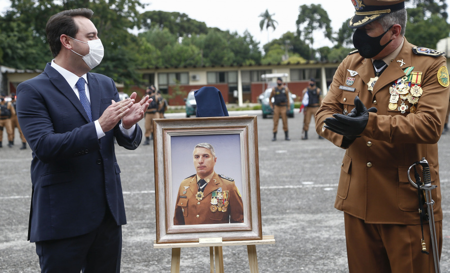 O governador Carlos Massa Ratinho Junior participou nesta sexta-feira (12) da cerimônia de posse do coronel Hudson Leôncio Teixeira como Comandante-Geral da Polícia Militar do Paraná. O ex-comandante, coronel Péricles de Matos, foi para a reserva remunerada da corporação. A cerimônia aconteceu na Academia Militar do Guatupê, em São José dos Pinhais, na Região Metropolitana de Curitiba.