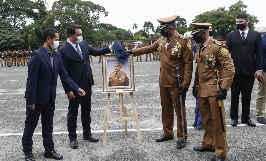 O governador Carlos Massa Ratinho Junior participou nesta sexta-feira (12) da cerimônia de posse do coronel Hudson Leôncio Teixeira como Comandante-Geral da Polícia Militar do Paraná. O ex-comandante, coronel Péricles de Matos, foi para a reserva remunerada da corporação. A cerimônia aconteceu na Academia Militar do Guatupê, em São José dos Pinhais, na Região Metropolitana de Curitiba.