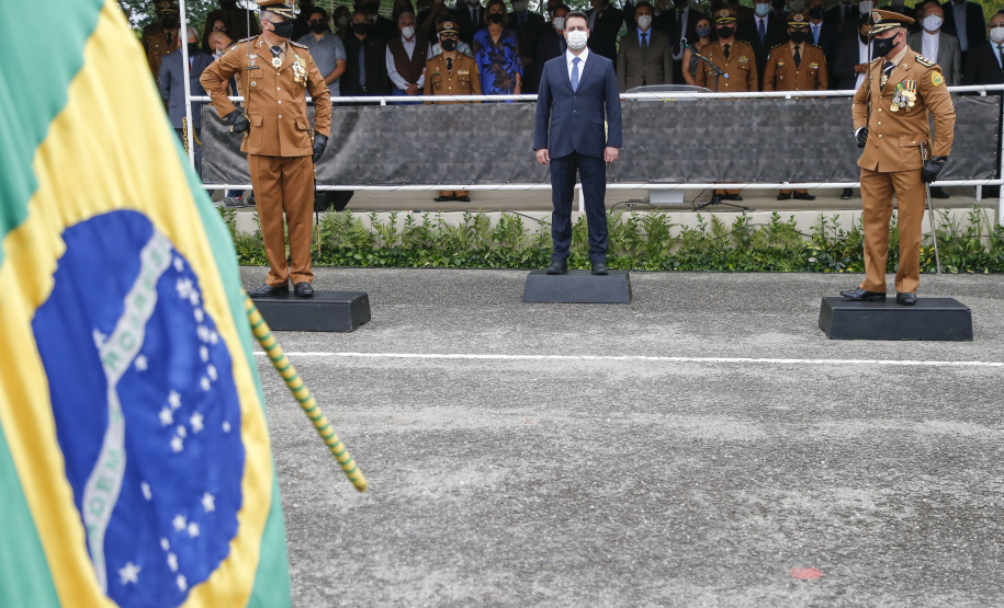 O governador Carlos Massa Ratinho Junior participou nesta sexta-feira (12) da cerimônia de posse do coronel Hudson Leôncio Teixeira como Comandante-Geral da Polícia Militar do Paraná. O ex-comandante, coronel Péricles de Matos, foi para a reserva remunerada da corporação. A cerimônia aconteceu na Academia Militar do Guatupê, em São José dos Pinhais, na Região Metropolitana de Curitiba.
