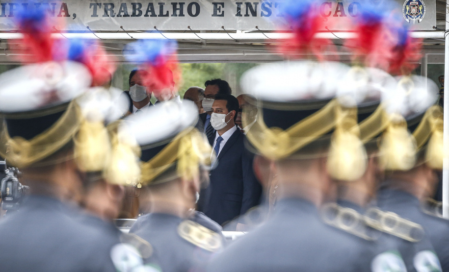 O governador Carlos Massa Ratinho Junior participou nesta sexta-feira (12) da cerimônia de posse do coronel Hudson Leôncio Teixeira como Comandante-Geral da Polícia Militar do Paraná. O ex-comandante, coronel Péricles de Matos, foi para a reserva remunerada da corporação. A cerimônia aconteceu na Academia Militar do Guatupê, em São José dos Pinhais, na Região Metropolitana de Curitiba.