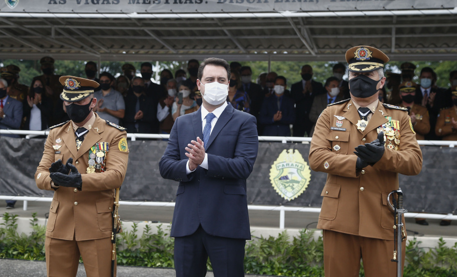 O governador Carlos Massa Ratinho Junior participou nesta sexta-feira (12) da cerimônia de posse do coronel Hudson Leôncio Teixeira como Comandante-Geral da Polícia Militar do Paraná. O ex-comandante, coronel Péricles de Matos, foi para a reserva remunerada da corporação. A cerimônia aconteceu na Academia Militar do Guatupê, em São José dos Pinhais, na Região Metropolitana de Curitiba.