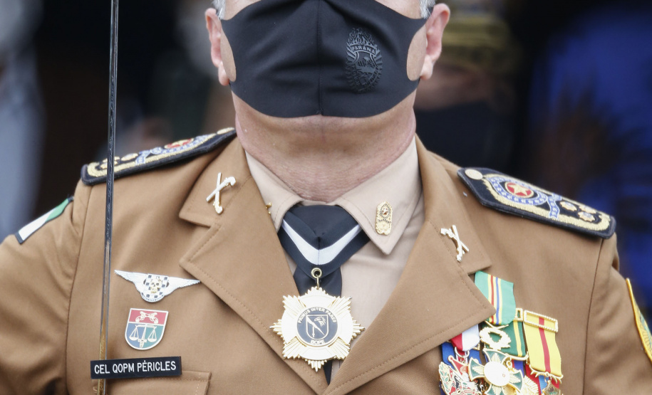 O governador Carlos Massa Ratinho Junior participou nesta sexta-feira (12) da cerimônia de posse do coronel Hudson Leôncio Teixeira como Comandante-Geral da Polícia Militar do Paraná. O ex-comandante, coronel Péricles de Matos, foi para a reserva remunerada da corporação. A cerimônia aconteceu na Academia Militar do Guatupê, em São José dos Pinhais, na Região Metropolitana de Curitiba.