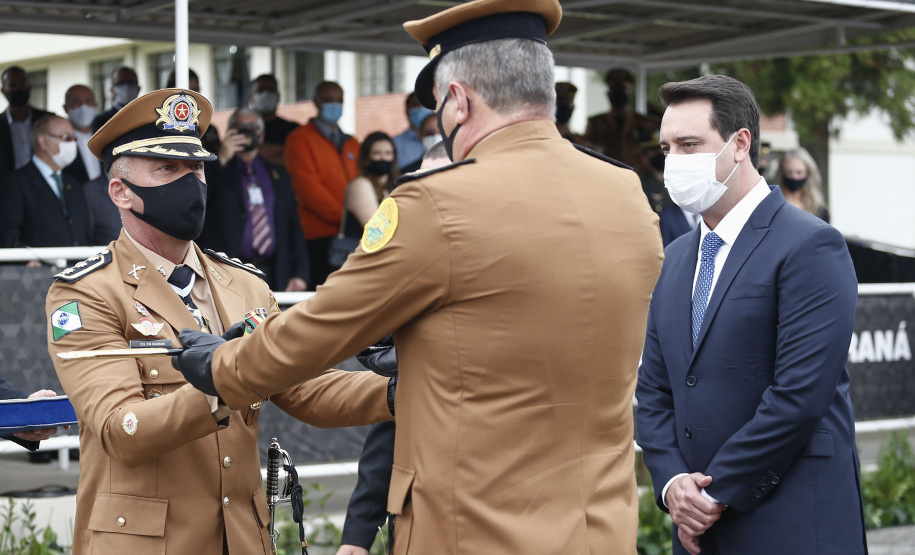 O governador Carlos Massa Ratinho Junior participou nesta sexta-feira (12) da cerimônia de posse do coronel Hudson Leôncio Teixeira como Comandante-Geral da Polícia Militar do Paraná. O ex-comandante, coronel Péricles de Matos, foi para a reserva remunerada da corporação. A cerimônia aconteceu na Academia Militar do Guatupê, em São José dos Pinhais, na Região Metropolitana de Curitiba.