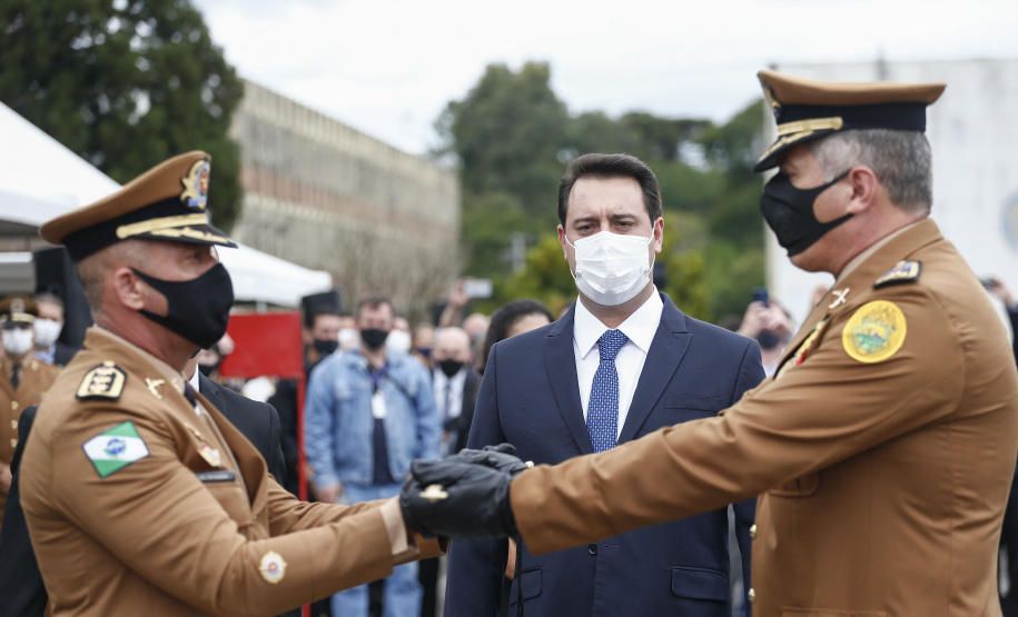 O governador Carlos Massa Ratinho Junior participou nesta sexta-feira (12) da cerimônia de posse do coronel Hudson Leôncio Teixeira como Comandante-Geral da Polícia Militar do Paraná. O ex-comandante, coronel Péricles de Matos, foi para a reserva remunerada da corporação. A cerimônia aconteceu na Academia Militar do Guatupê, em São José dos Pinhais, na Região Metropolitana de Curitiba.