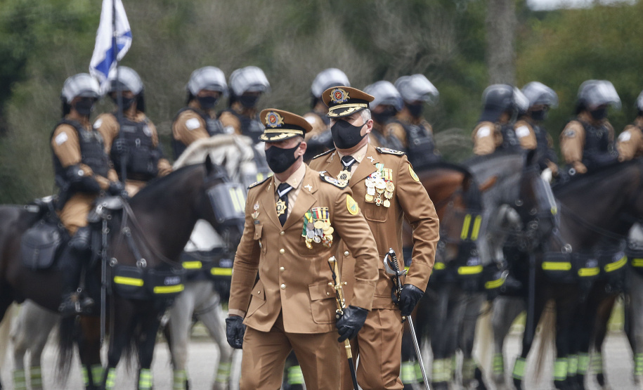 O governador Carlos Massa Ratinho Junior participou nesta sexta-feira (12) da cerimônia de posse do coronel Hudson Leôncio Teixeira como Comandante-Geral da Polícia Militar do Paraná. O ex-comandante, coronel Péricles de Matos, foi para a reserva remunerada da corporação. A cerimônia aconteceu na Academia Militar do Guatupê, em São José dos Pinhais, na Região Metropolitana de Curitiba.