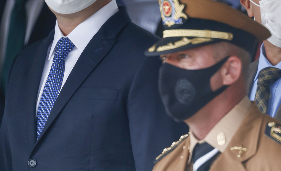 O governador Carlos Massa Ratinho Junior participou nesta sexta-feira (12) da cerimônia de posse do coronel Hudson Leôncio Teixeira como Comandante-Geral da Polícia Militar do Paraná. O ex-comandante, coronel Péricles de Matos, foi para a reserva remunerada da corporação. A cerimônia aconteceu na Academia Militar do Guatupê, em São José dos Pinhais, na Região Metropolitana de Curitiba.