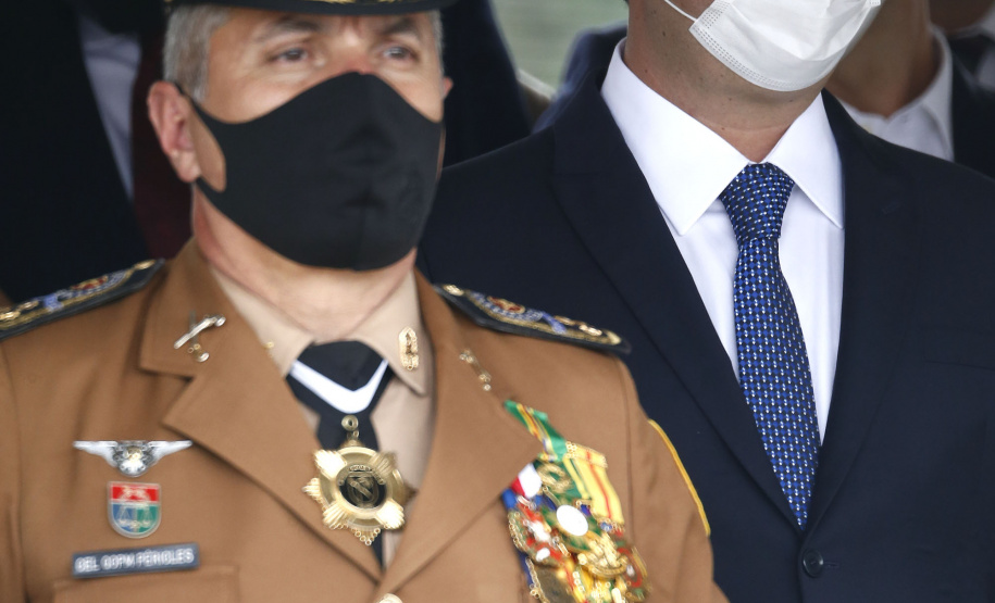 O governador Carlos Massa Ratinho Junior participou nesta sexta-feira (12) da cerimônia de posse do coronel Hudson Leôncio Teixeira como Comandante-Geral da Polícia Militar do Paraná. O ex-comandante, coronel Péricles de Matos, foi para a reserva remunerada da corporação. A cerimônia aconteceu na Academia Militar do Guatupê, em São José dos Pinhais, na Região Metropolitana de Curitiba.