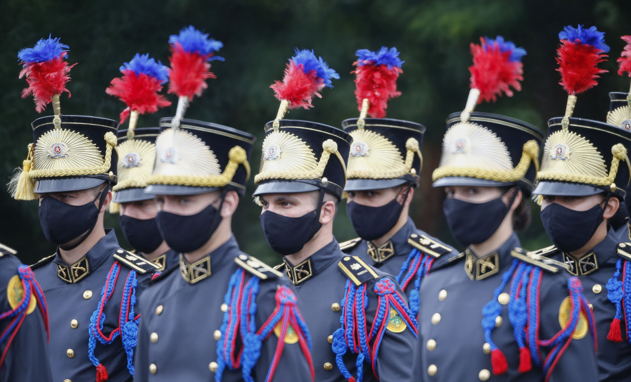 O governador Carlos Massa Ratinho Junior participou nesta sexta-feira (12) da cerimônia de posse do coronel Hudson Leôncio Teixeira como Comandante-Geral da Polícia Militar do Paraná. O ex-comandante, coronel Péricles de Matos, foi para a reserva remunerada da corporação. A cerimônia aconteceu na Academia Militar do Guatupê, em São José dos Pinhais, na Região Metropolitana de Curitiba.
