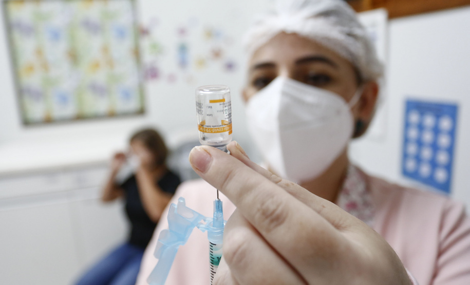 Segunda dose da Coronavac começa ser aplicada no Paraná. Foto: Jonathan Campos/AEN