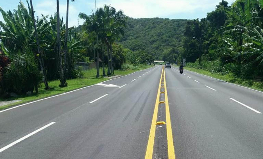 O Departamento de Estradas de Rodagem do Paraná (DER/PR) está concluindo os serviços de conservação do pavimento na PR-412, em Matinhos, região litoral do Paraná, do acesso ao ferry-boat ao entroncamento com a Rua Alvorada.  -  Foto: Divulgação DER