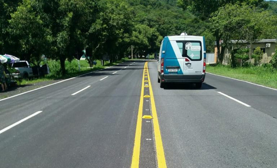 O Departamento de Estradas de Rodagem do Paraná (DER/PR) está concluindo os serviços de conservação do pavimento na PR-412, em Matinhos, região litoral do Paraná, do acesso ao ferry-boat ao entroncamento com a Rua Alvorada.  -  Foto: Divulgação DER