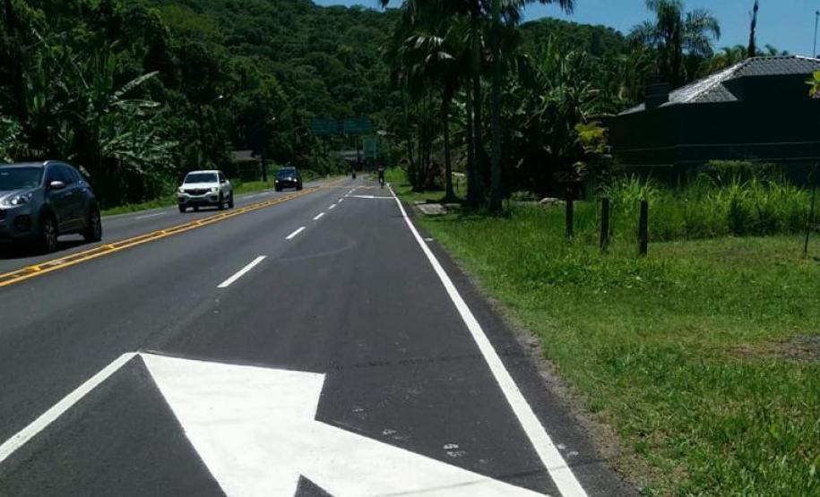 O Departamento de Estradas de Rodagem do Paraná (DER/PR) está concluindo os serviços de conservação do pavimento na PR-412, em Matinhos, região litoral do Paraná, do acesso ao ferry-boat ao entroncamento com a Rua Alvorada.  -  Foto: Divulgação DER