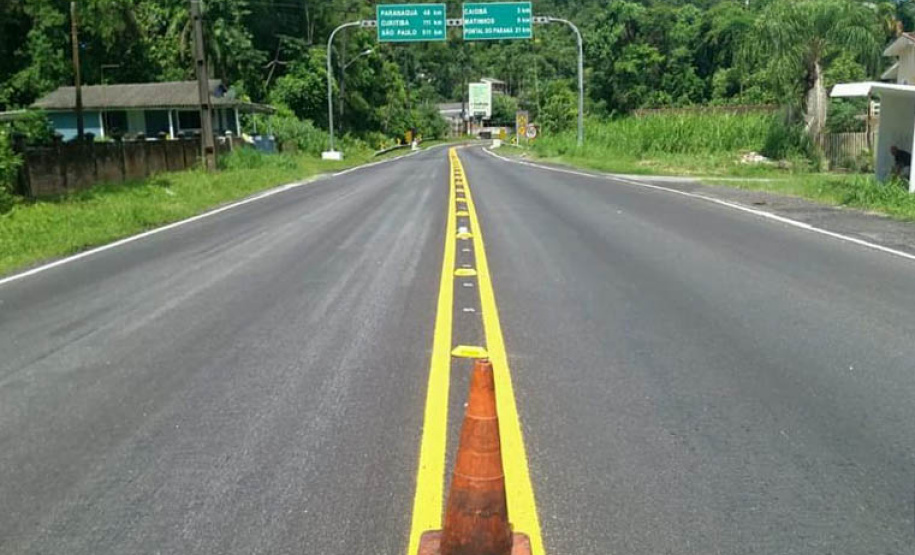 O Departamento de Estradas de Rodagem do Paraná (DER/PR) está concluindo os serviços de conservação do pavimento na PR-412, em Matinhos, região litoral do Paraná, do acesso ao ferry-boat ao entroncamento com a Rua Alvorada.  -  Foto: Divulgação DER
