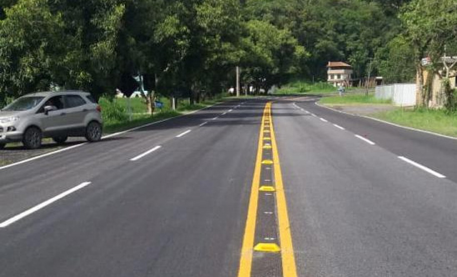 O Departamento de Estradas de Rodagem do Paraná (DER/PR) está concluindo os serviços de conservação do pavimento na PR-412, em Matinhos, região litoral do Paraná, do acesso ao ferry-boat ao entroncamento com a Rua Alvorada.  -  Foto: Divulgação DER