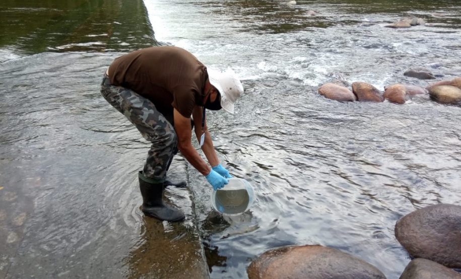 O Instituto Água e Terra (IAT) acompanhou, já nas primeiras horas, o acidente ambiental ocorrido no sábado (13) na BR-376, km 679 + 100m, em Guaratuba, pista sentido Sul, onde um caminhão que transportava produto químico tombou e derramou grande parte de sua carga, atingindo o rio São João.  -  Foto: Divulgação IAT