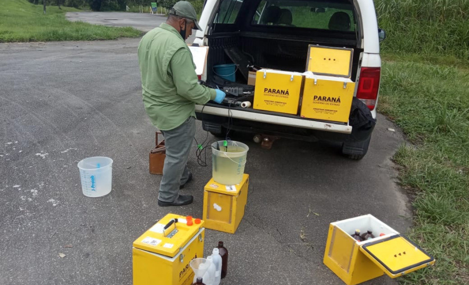 O Instituto Água e Terra (IAT) acompanhou, já nas primeiras horas, o acidente ambiental ocorrido no sábado (13) na BR-376, km 679 + 100m, em Guaratuba, pista sentido Sul, onde um caminhão que transportava produto químico tombou e derramou grande parte de sua carga, atingindo o rio São João.  -  Foto: Divulgação IAT
