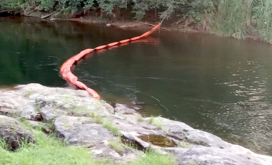 O Instituto Água e Terra (IAT) acompanhou, já nas primeiras horas, o acidente ambiental ocorrido no sábado (13) na BR-376, km 679 + 100m, em Guaratuba, pista sentido Sul, onde um caminhão que transportava produto químico tombou e derramou grande parte de sua carga, atingindo o rio São João.  -  Foto: Divulgação IAT