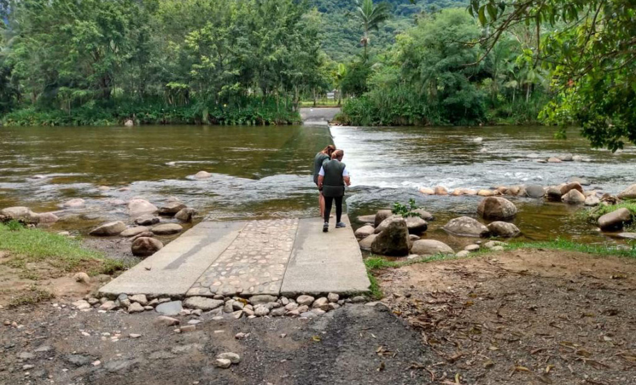 O Instituto Água e Terra (IAT) acompanhou, já nas primeiras horas, o acidente ambiental ocorrido no sábado (13) na BR-376, km 679 + 100m, em Guaratuba, pista sentido Sul, onde um caminhão que transportava produto químico tombou e derramou grande parte de sua carga, atingindo o rio São João.  -  Foto: Divulgação IAT