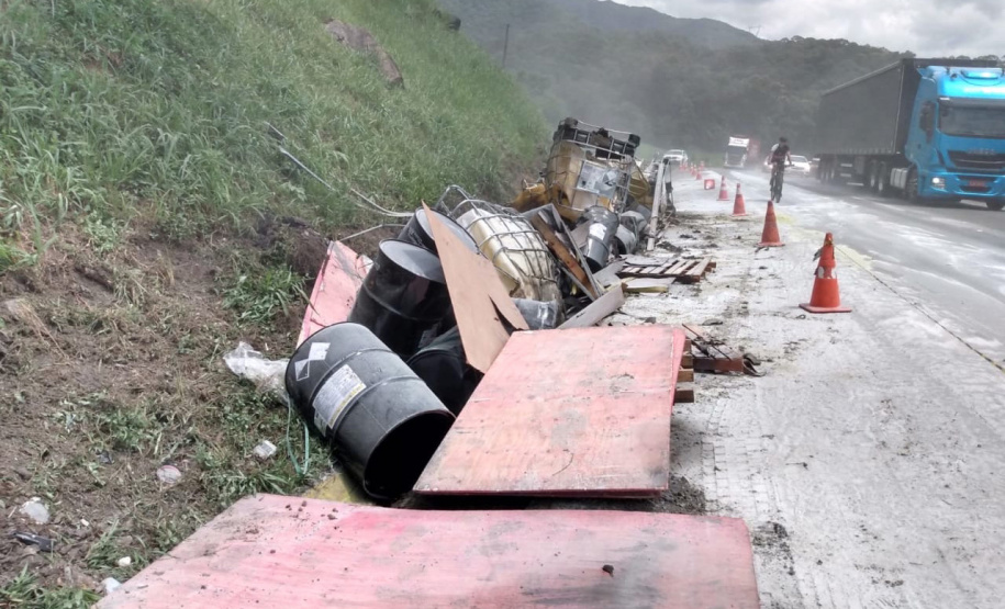 O Instituto Água e Terra (IAT) acompanhou, já nas primeiras horas, o acidente ambiental ocorrido no sábado (13) na BR-376, km 679 + 100m, em Guaratuba, pista sentido Sul, onde um caminhão que transportava produto químico tombou e derramou grande parte de sua carga, atingindo o rio São João.  -  Foto: Divulgação IAT
