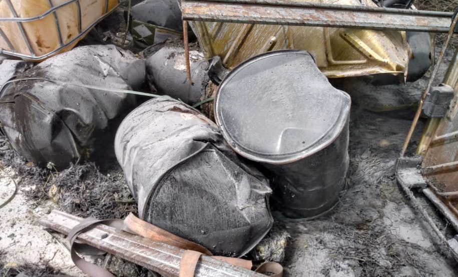 O Instituto Água e Terra (IAT) acompanhou, já nas primeiras horas, o acidente ambiental ocorrido no sábado (13) na BR-376, km 679 + 100m, em Guaratuba, pista sentido Sul, onde um caminhão que transportava produto químico tombou e derramou grande parte de sua carga, atingindo o rio São João.  -  Foto: Divulgação IAT