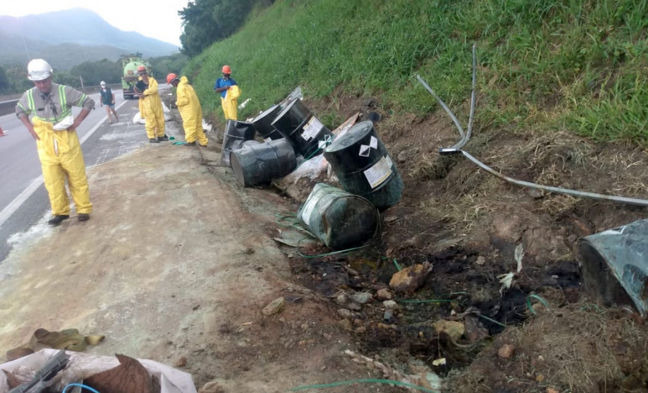 O Instituto Água e Terra (IAT) acompanhou, já nas primeiras horas, o acidente ambiental ocorrido no sábado (13) na BR-376, km 679 + 100m, em Guaratuba, pista sentido Sul, onde um caminhão que transportava produto químico tombou e derramou grande parte de sua carga, atingindo o rio São João.  -  Foto: Divulgação IAT