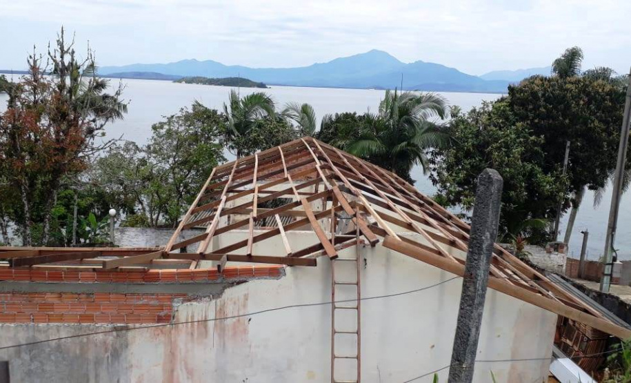 Engenheiros da Cohapar retomaram neste ano o trabalho de fiscalização das obras de reformas de escolas paranaenses. A iniciativa faz parte de um termo de cooperação técnica firmado em 2019 pela companhia com o Instituto Paranaense de Desenvolvimento Educacional (Fundepar), vinculado à Secretaria de Estado da Educação, e já abrange ações de melhorias em 101 unidades da rede estadual de ensino.