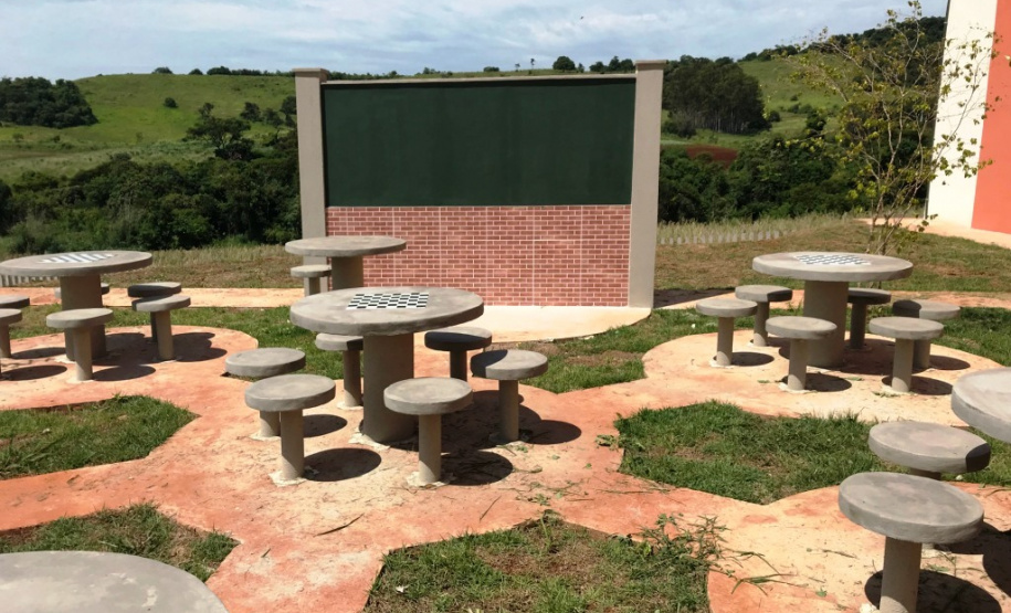 Engenheiros da Cohapar retomaram neste ano o trabalho de fiscalização das obras de reformas de escolas paranaenses. A iniciativa faz parte de um termo de cooperação técnica firmado em 2019 pela companhia com o Instituto Paranaense de Desenvolvimento Educacional (Fundepar), vinculado à Secretaria de Estado da Educação, e já abrange ações de melhorias em 101 unidades da rede estadual de ensino.