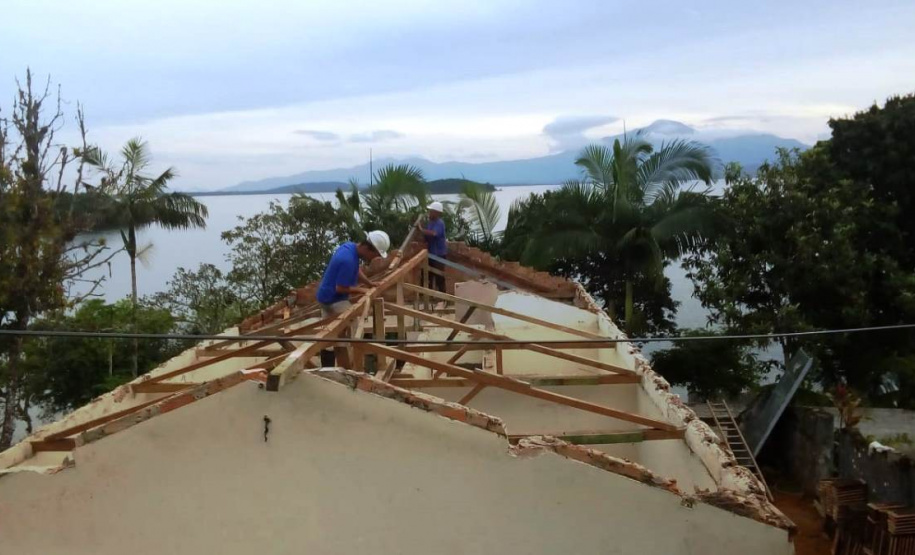 Engenheiros da Cohapar retomaram neste ano o trabalho de fiscalização das obras de reformas de escolas paranaenses. A iniciativa faz parte de um termo de cooperação técnica firmado em 2019 pela companhia com o Instituto Paranaense de Desenvolvimento Educacional (Fundepar), vinculado à Secretaria de Estado da Educação, e já abrange ações de melhorias em 101 unidades da rede estadual de ensino.